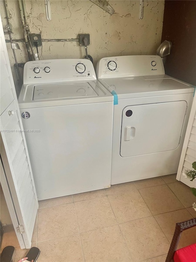 laundry room featuring light tile patterned floors and independent washer and dryer