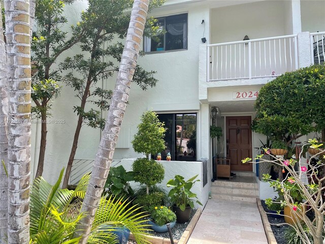 entrance to property featuring a balcony