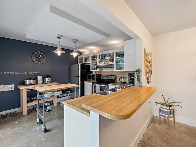 kitchen featuring hanging light fixtures, stainless steel appliances, kitchen peninsula, white cabinets, and sink