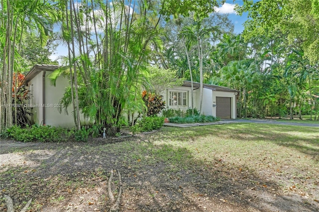 view of front of home featuring a front yard and a garage