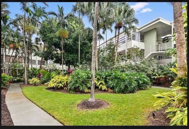 view of property's community featuring a lawn