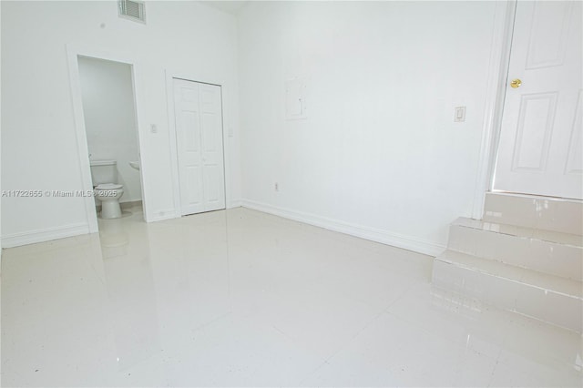 unfurnished room featuring light tile patterned flooring