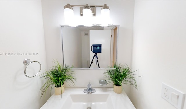 bathroom featuring sink