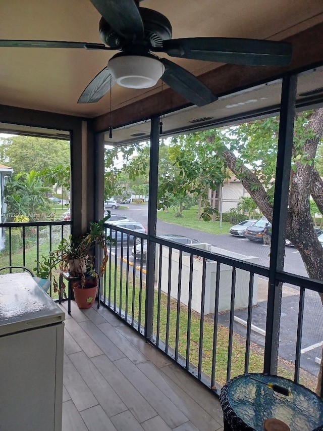 sunroom with ceiling fan