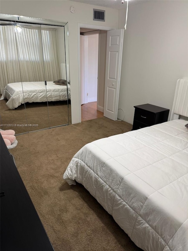 bedroom featuring carpet flooring and a closet