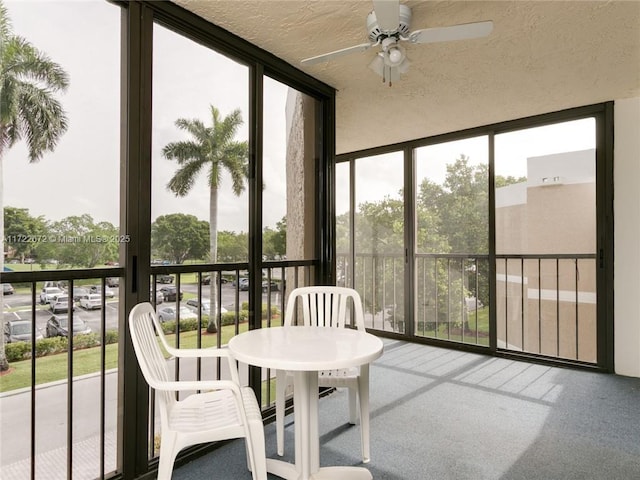 sunroom with ceiling fan