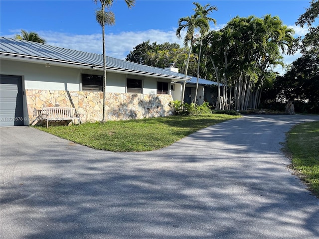 view of front of house featuring a front yard