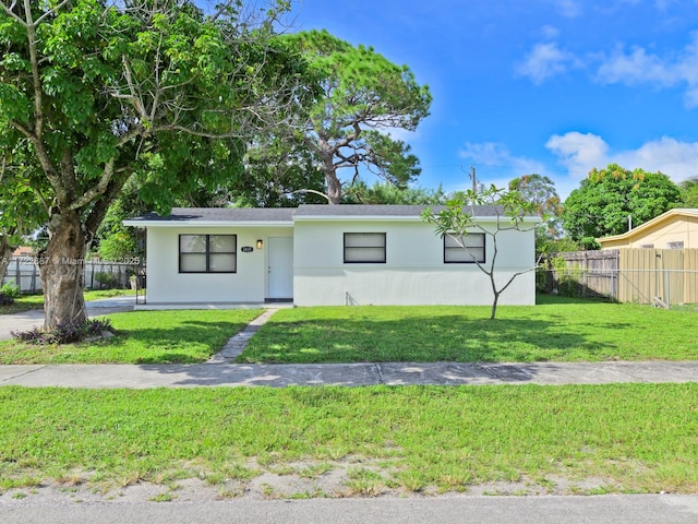 single story home with a front lawn