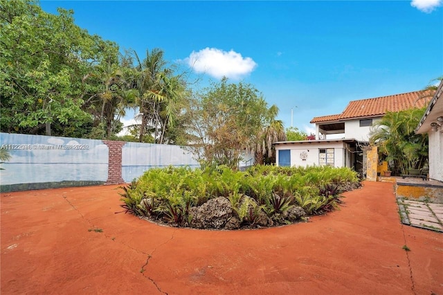 view of yard featuring a patio area