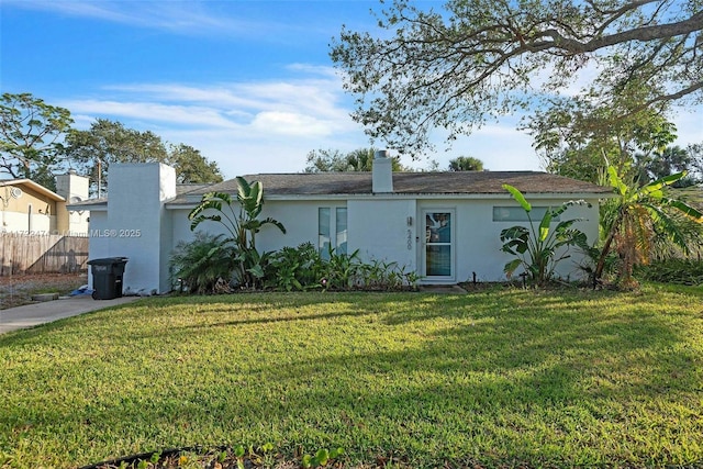 view of front of home featuring a front lawn