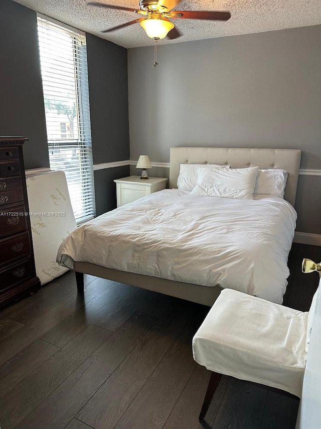 bedroom featuring a textured ceiling, hardwood / wood-style flooring, and ceiling fan