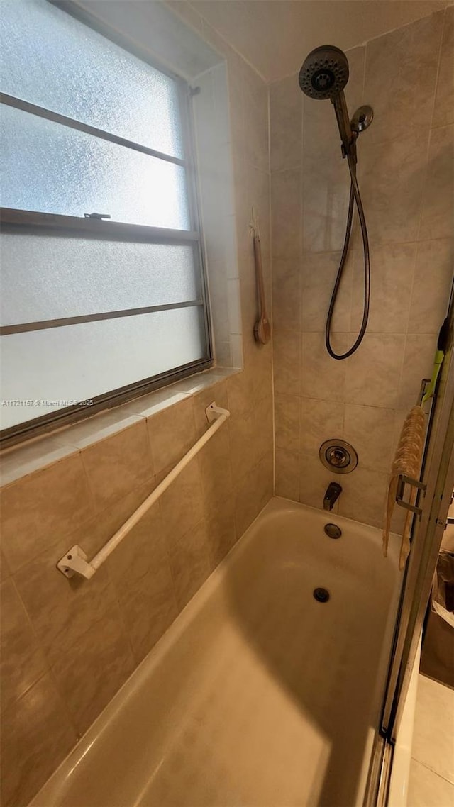 bathroom featuring tiled shower / bath combo