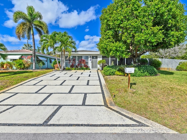 view of front of property featuring a front yard