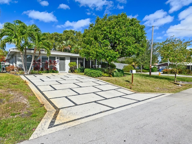 view of front facade featuring a front yard