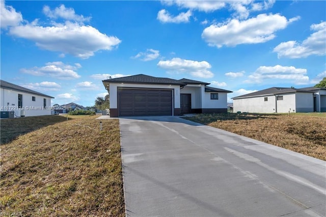 view of front of house featuring a front lawn and a garage