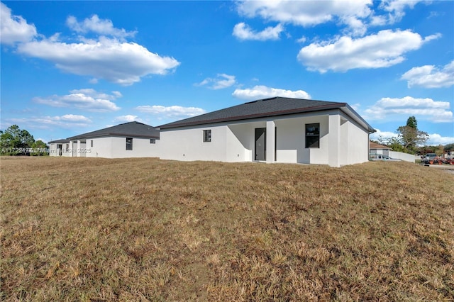 back of house featuring a yard