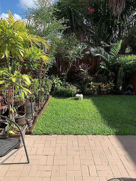 view of yard featuring a patio