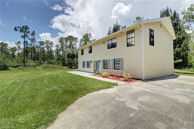 view of front of house featuring a front lawn