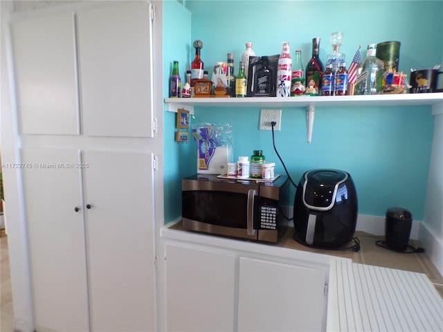 3010 Marcos Dr Unit R412, Aventura, FL 33160 - bar featuring stainless steel microwave