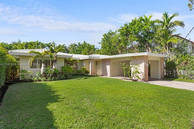 ranch-style house featuring a front lawn