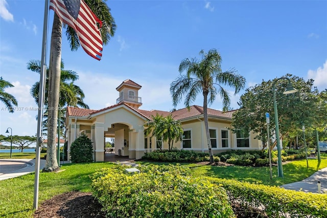 view of front of home featuring a front lawn