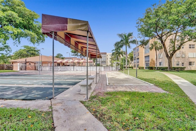 view of property's community featuring a lawn