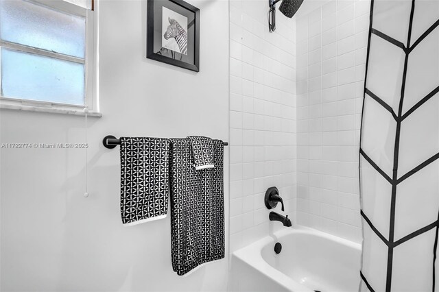 bathroom with tiled shower / bath combo