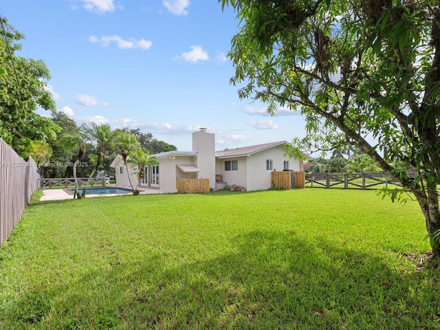 view of yard featuring a fenced in pool