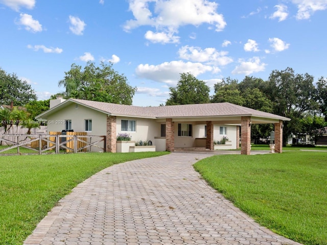 ranch-style home featuring a front lawn