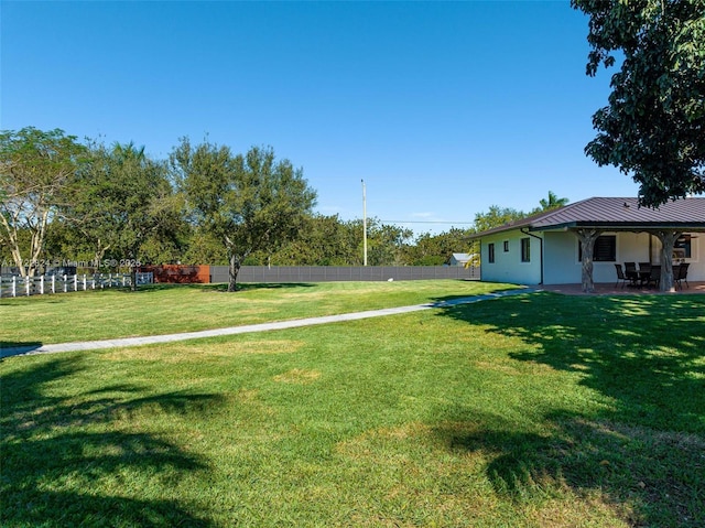 view of yard featuring a patio area