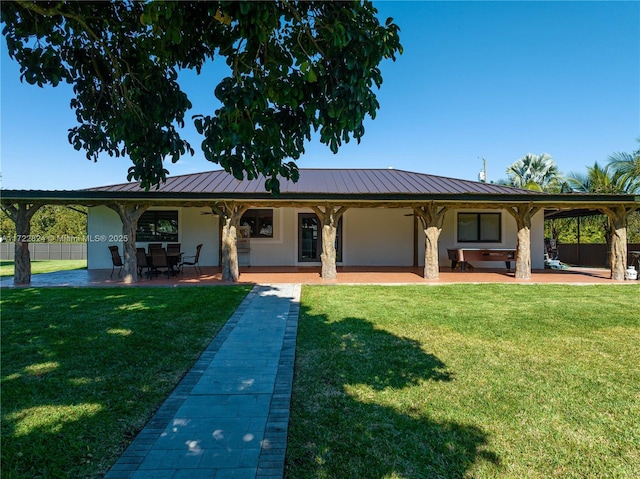 view of front of home featuring a front yard, ceiling fan, and a patio area