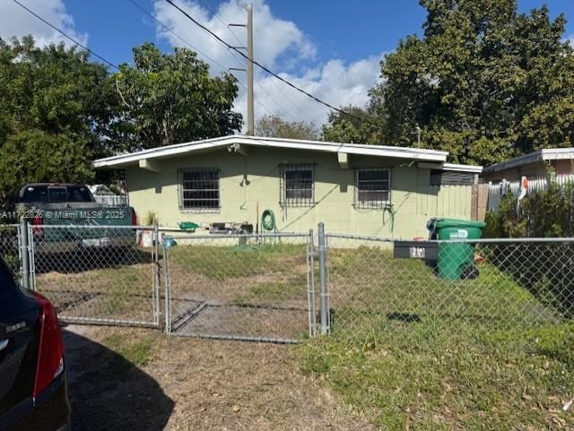 view of front of property featuring a front yard