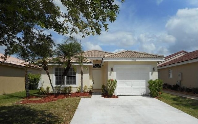 view of front facade featuring a garage and a front lawn