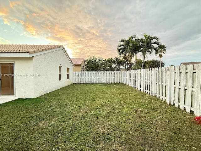 view of yard at dusk