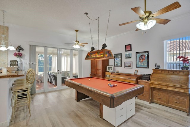 recreation room featuring ceiling fan, ornamental molding, billiards, and light hardwood / wood-style flooring