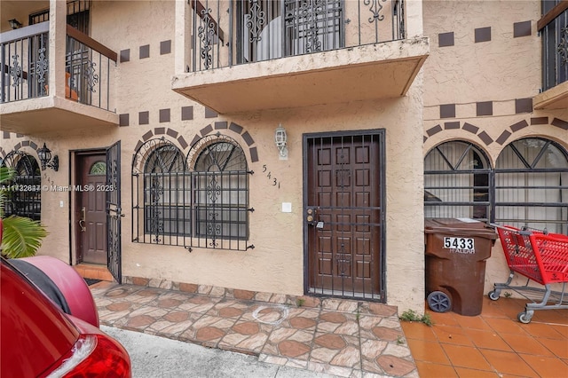 property entrance featuring a balcony