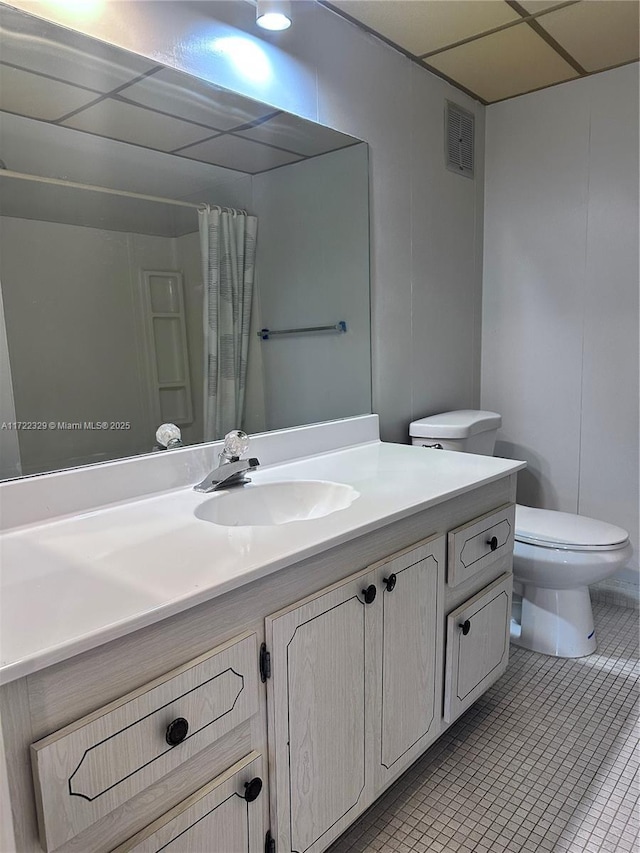 bathroom with tile patterned floors, toilet, a shower with shower curtain, and vanity