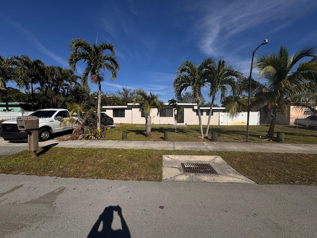 view of front of home with a front lawn