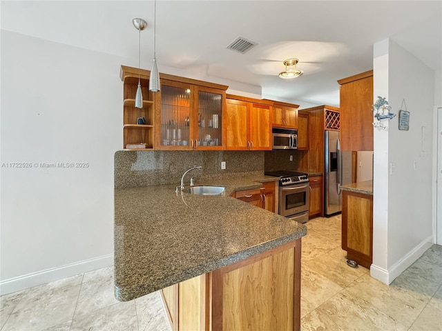 kitchen featuring kitchen peninsula, tasteful backsplash, stainless steel appliances, sink, and pendant lighting