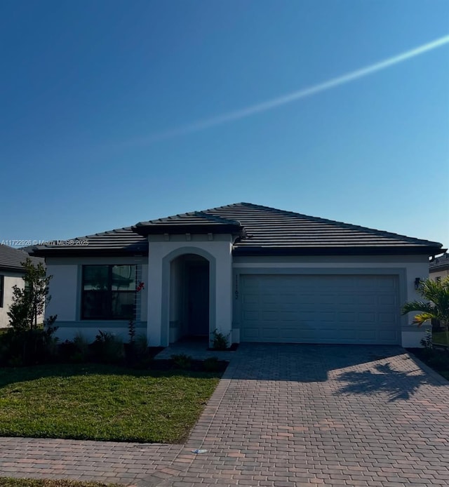 view of front facade featuring a garage and a front yard