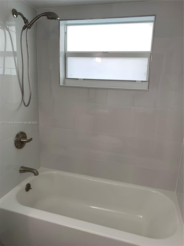 bathroom with tiled shower / bath combo