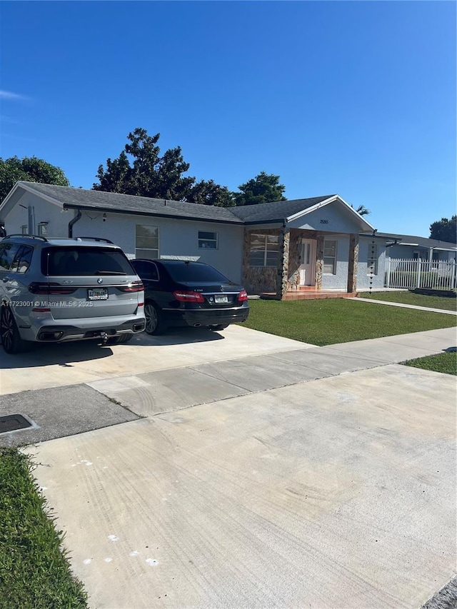 view of front of house featuring a front lawn