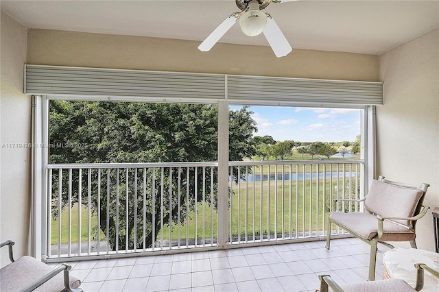 sunroom with ceiling fan