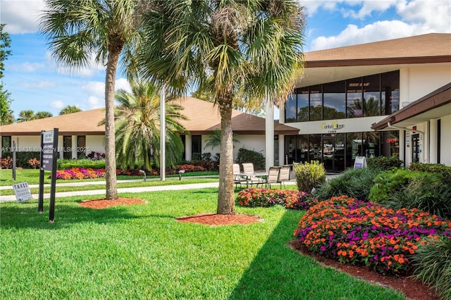 view of home's community featuring a lawn