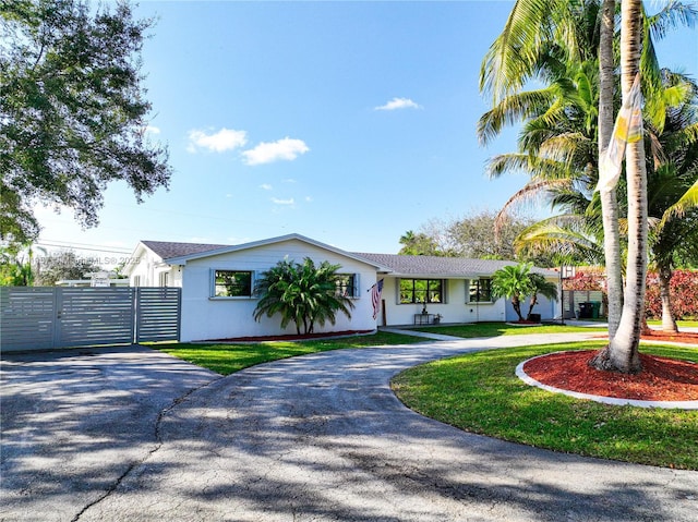 single story home featuring a front lawn