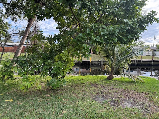 view of yard featuring a water view