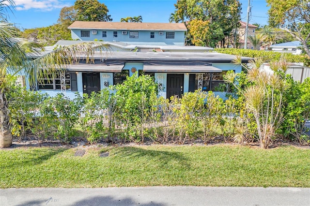 view of front of property with a front yard