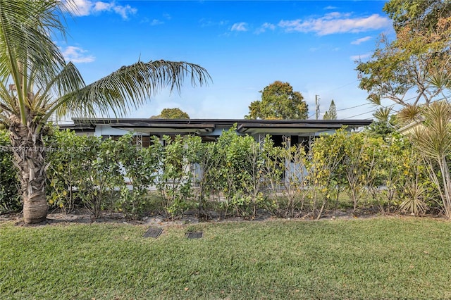 view of yard featuring a carport