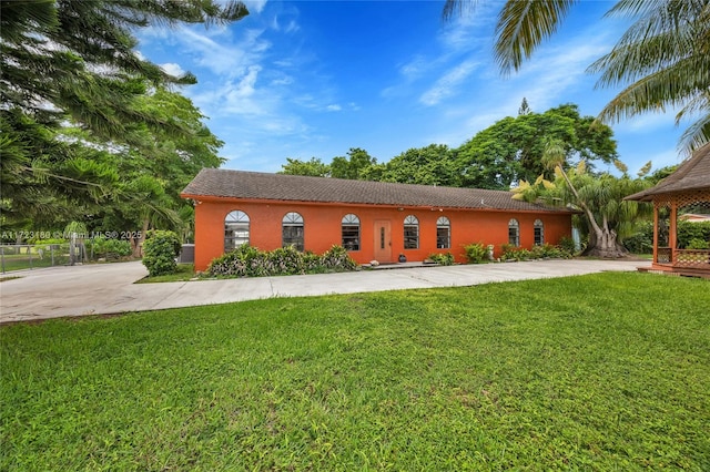 view of front of home featuring a front yard