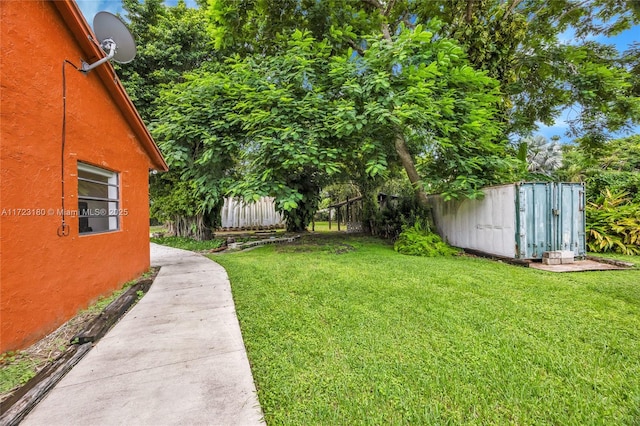 view of yard featuring a shed